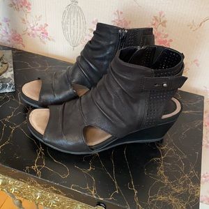 Earth sweet pea sandal